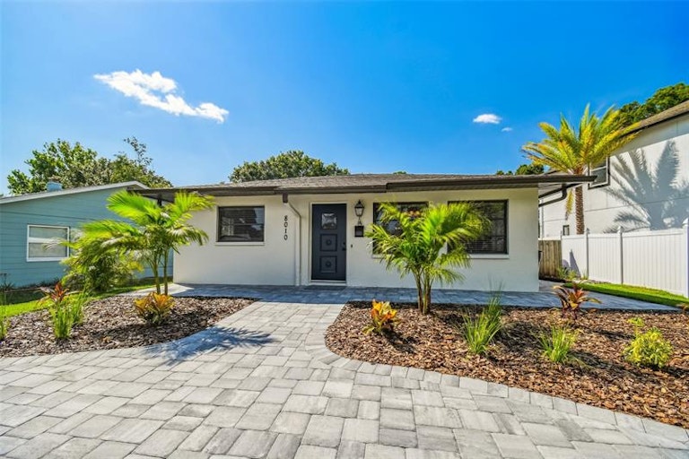 Photo 4 of 42 - 8010 Diagonal Rd N, Saint Petersburg, FL 33702