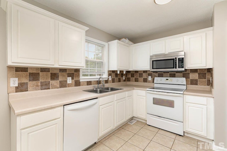 Photo 11 of 32 - 155 Duck Pond Ln, Clayton, NC 27520