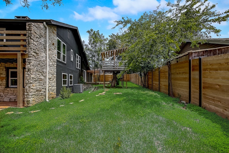 Photo 12 of 50 - 8103 Shiloh Ct, Austin, TX 78745