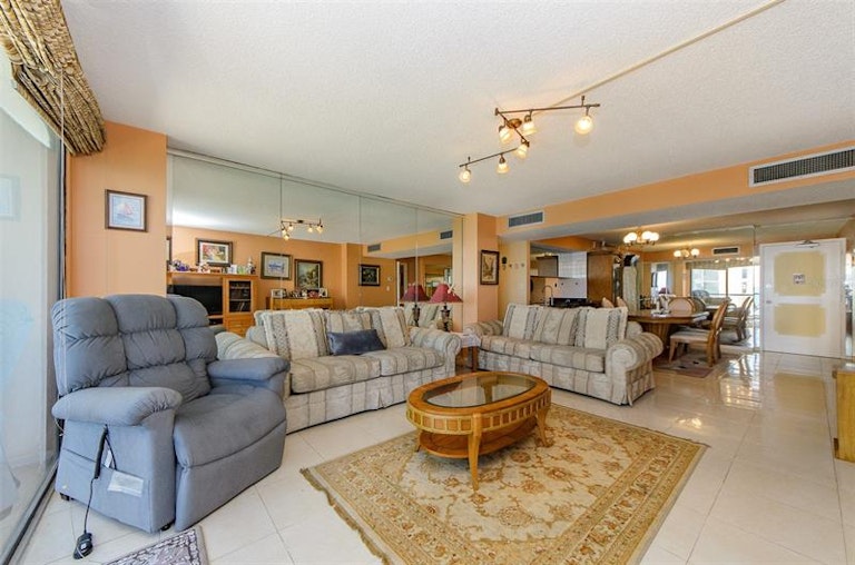 Photo 12 of 48 - 450 S Gulfview Blvd #1102, Clearwater Beach, FL 33767