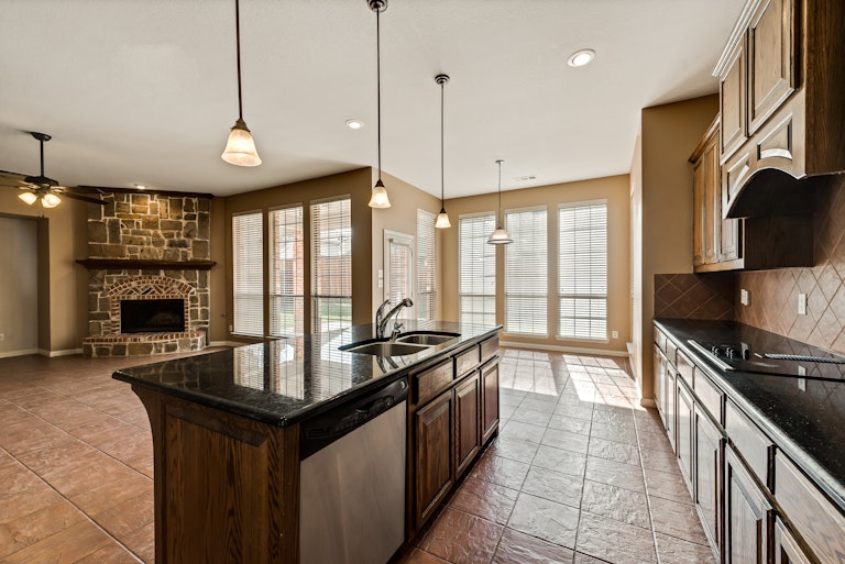 Photo 7 of 30 - 6947 Navigation Dr, Grand Prairie, TX 75054