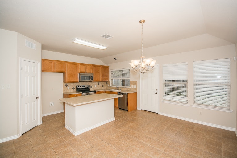 Photo 8 of 27 - 6076 Cedar Glen Dr, Grand Prairie, TX 75052