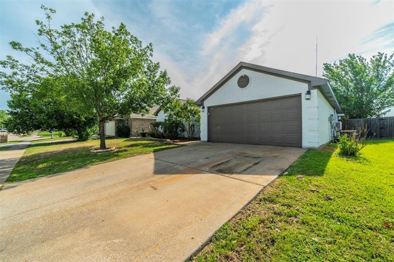 Photo 2 of 27 - 620 Sawyer Dr, Saginaw, TX 76179