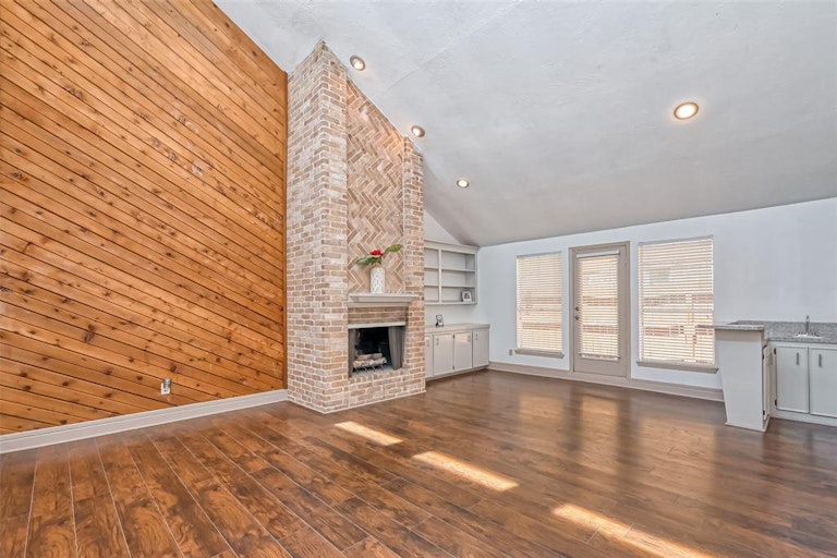 Photo 14 of 48 - 13127 Hollowcreek Park Dr, Houston, TX 77082