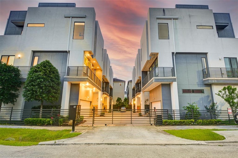 Photo 2 of 49 - 5638 Petty St Unit C, Houston, TX 77007