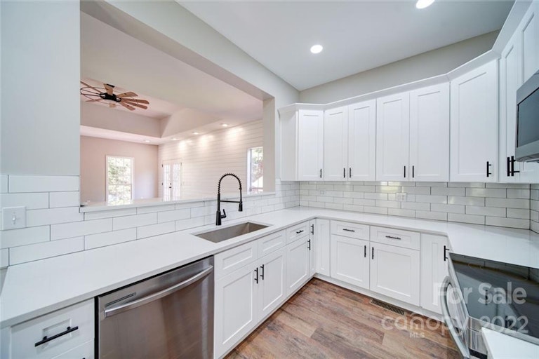 Photo 13 of 34 - 434 Norton Rd, Mount Holly, NC 28120