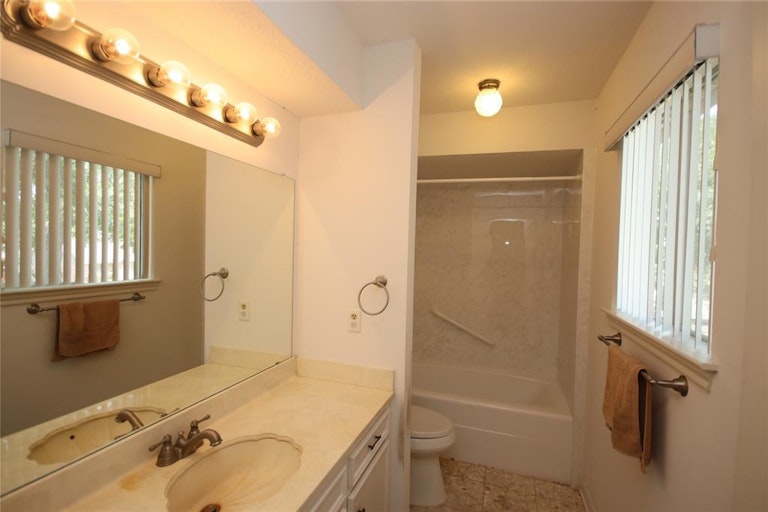 Photo 26 of 31 - 7507 Renmark Ln, Houston, TX 77070