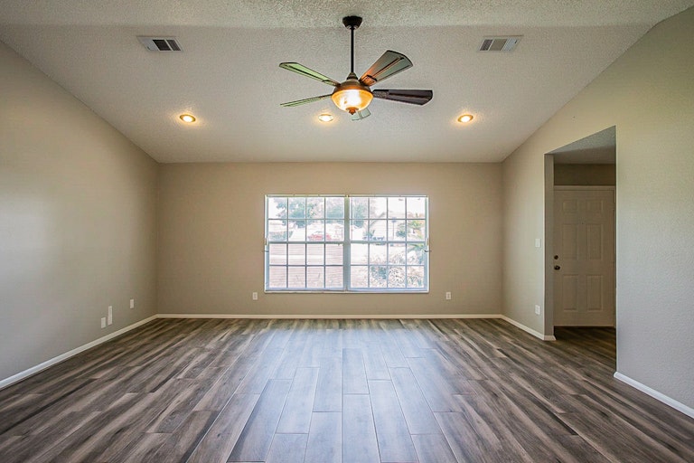 Photo 5 of 29 - 3226 Knightsbridge Rd, Orlando, FL 32818