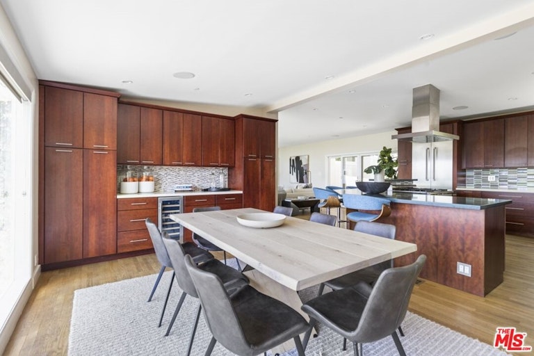Photo 13 of 51 - 5611 Park Oak Pl, Los Angeles, CA 90068