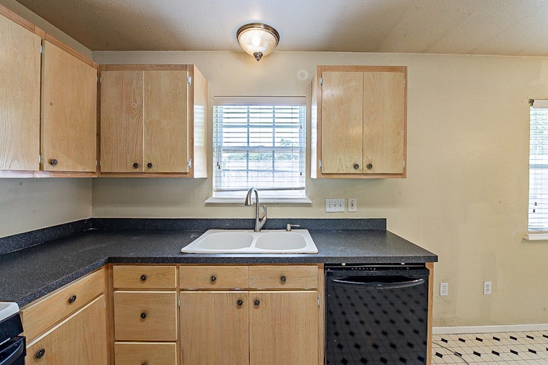 Photo 8 of 19 - 404 Murchison St, Farmersville, TX 75442