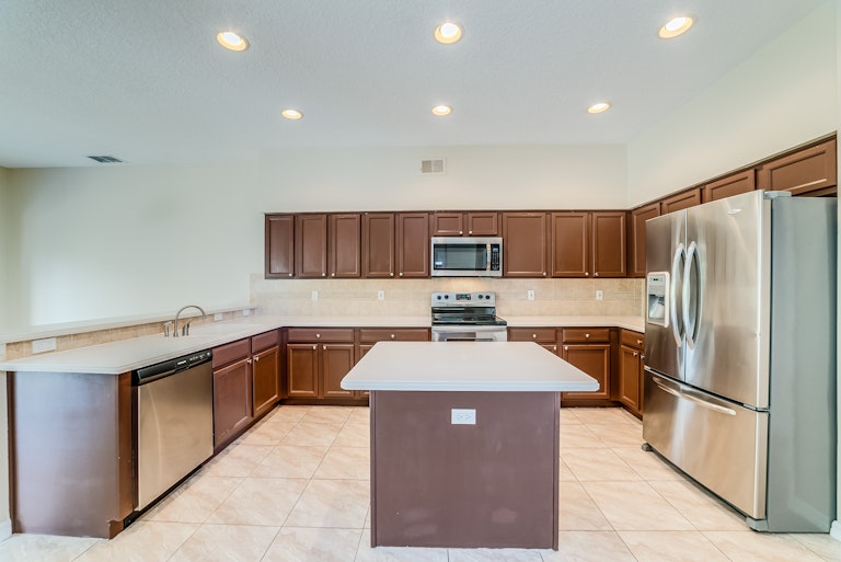 Photo 6 of 28 - 14250 Nottingham Way Cir, Orlando, FL 32828