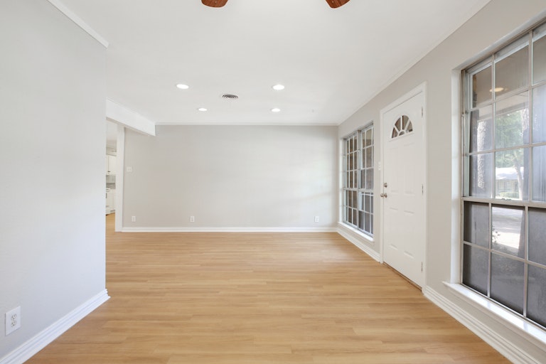 Photo 9 of 25 - 1241 King Dr, Bedford, TX 76022