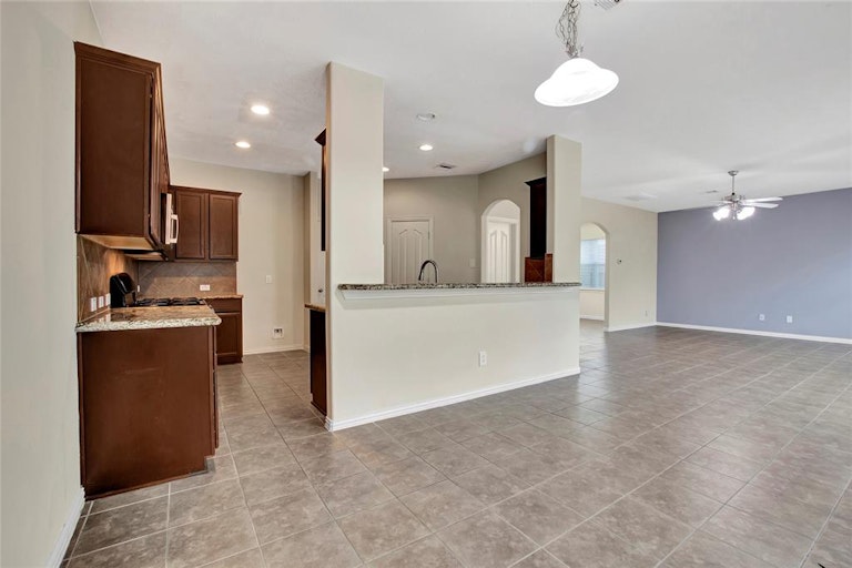 Photo 9 of 28 - 8302 Quest Ct, Rosharon, TX 77583