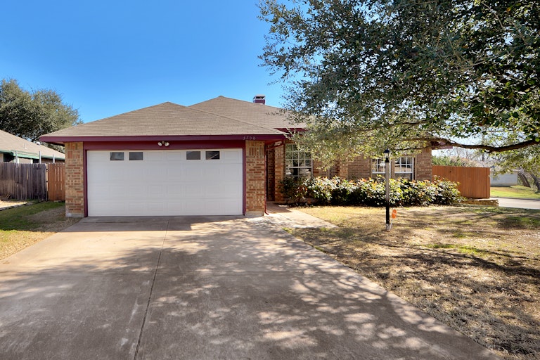 Photo 1 of 21 - 3758 Constitution Dr, Grand Prairie, TX 75052