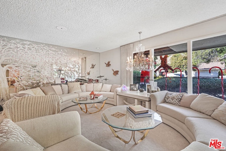 Photo 5 of 23 - 18116 Chardon Cir, Encino, CA 91316