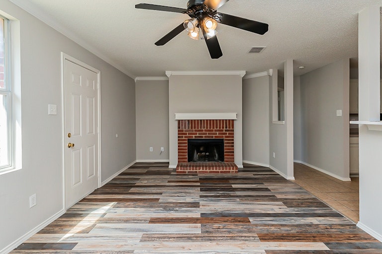 Photo 5 of 27 - 610 Silvertop Rd, Arlington, TX 76002