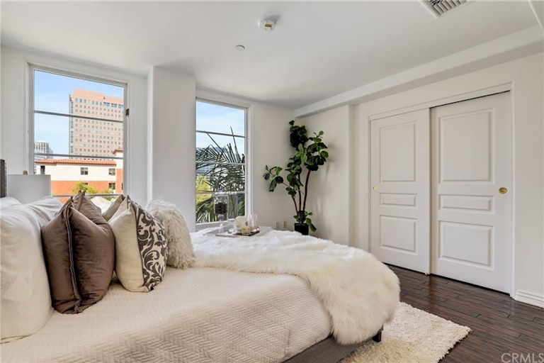 Photo 15 of 46 - 10795 Wilshire Blvd #402, Los Angeles, CA 90024
