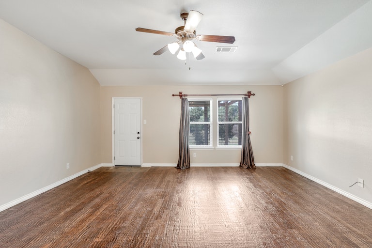 Photo 6 of 25 - 8705 Vista Royale Dr, Fort Worth, TX 76108