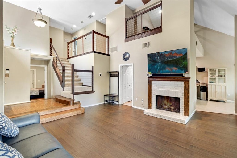 Photo 6 of 25 - 9001 Cumberland Dr, Irving, TX 75063