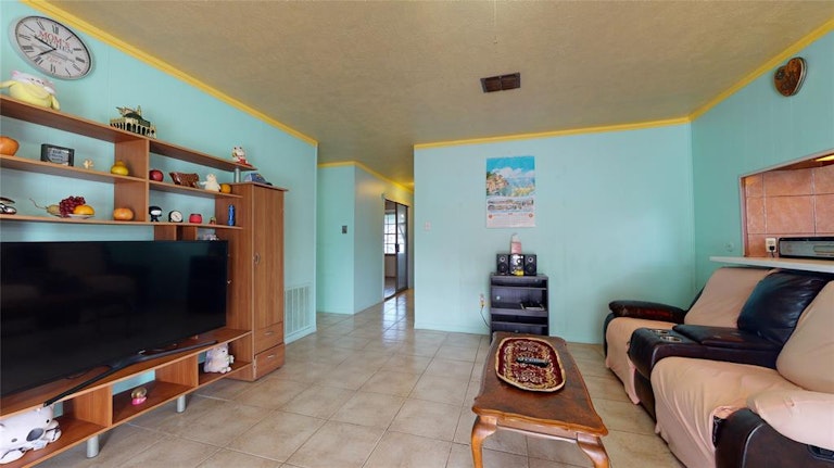 Photo 16 of 48 - 10811 Sagevale Ln, Houston, TX 77089
