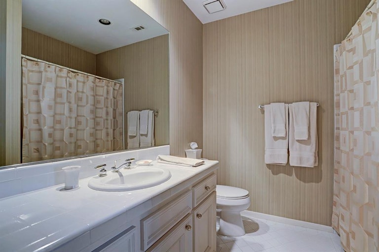 Photo 16 of 32 - 6308 Taggart St Unit B, Houston, TX 77007