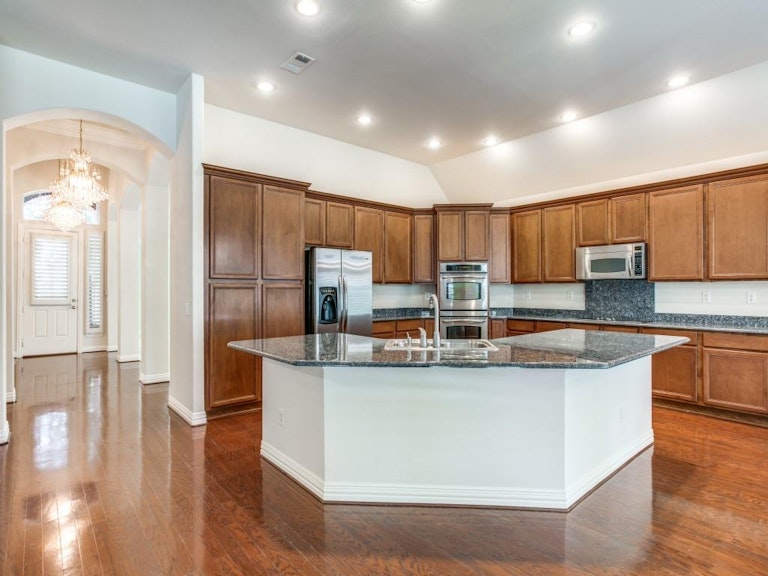 Photo 12 of 40 - 10405 Downing Dr, Denton, TX 76207