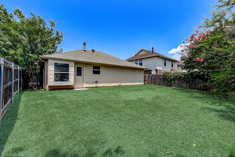 Photo 9 of 37 - 9032 Elbe Trl, Fort Worth, TX 76118