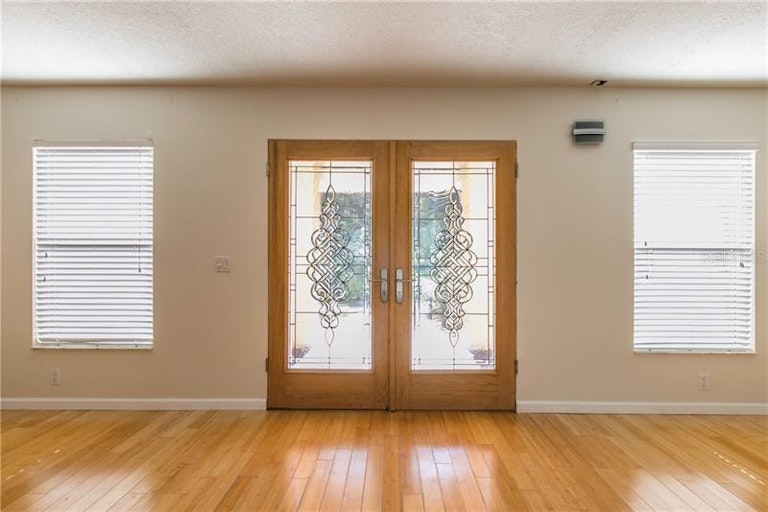 Photo 3 of 25 - 16618 Vallely Dr, Tampa, FL 33618