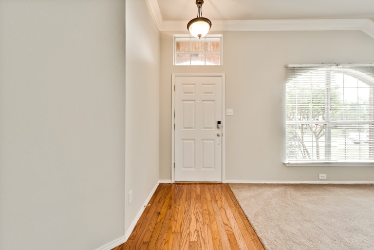 Photo 9 of 28 - 802 Cheyenne Dr, Allen, TX 75002