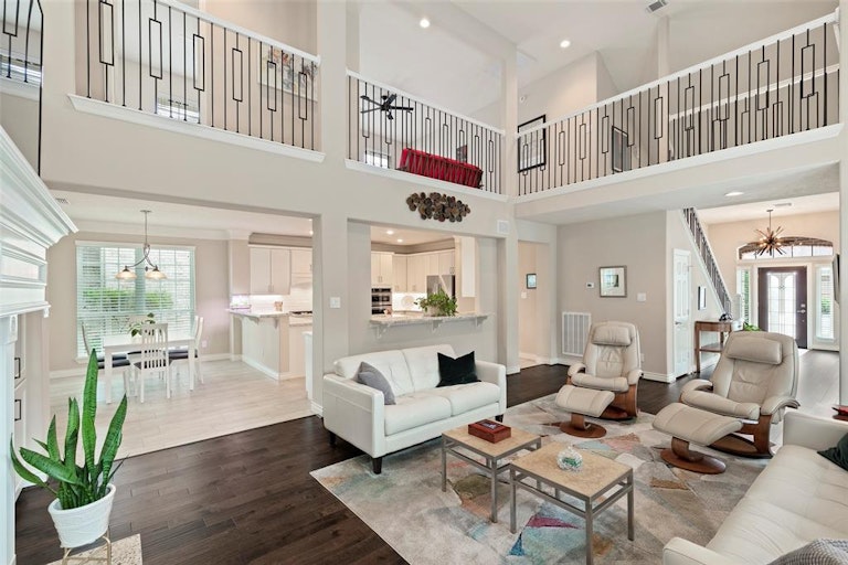 Photo 14 of 42 - 71 Champion Villa Dr, Houston, TX 77069