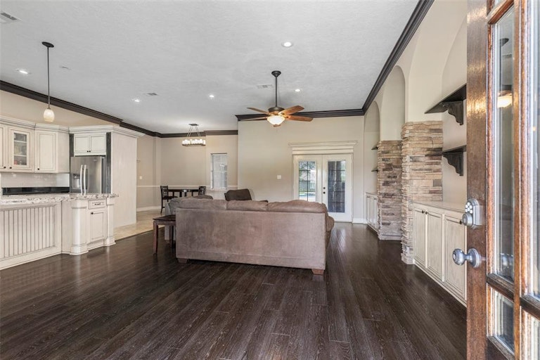 Photo 5 of 24 - 5903 Plantation Dr, Baytown, TX 77523