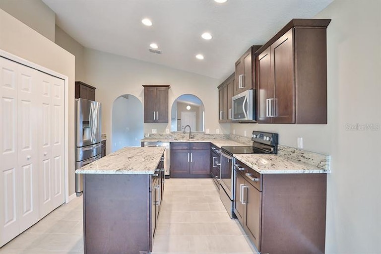 Photo 7 of 25 - 815 Brenton Leaf Dr, Ruskin, FL 33570