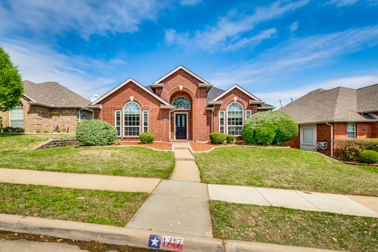 Photo 6 of 28 - 1717 Blackstone Dr, Carrollton, TX 75007