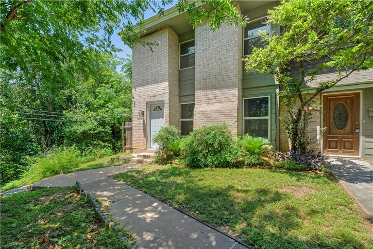 Photo 1 of 29 - 6403 Chimney Creek Cir Unit A, Austin, TX 78723