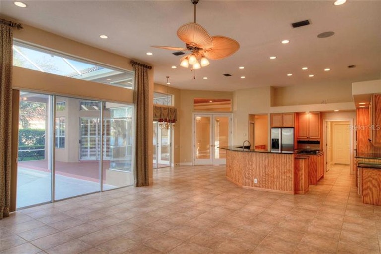 Photo 9 of 25 - 18630 Avenue Capri, Lutz, FL 33558