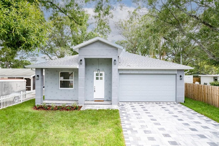 Photo 1 of 24 - 3920 W Crenshaw St, Tampa, FL 33614
