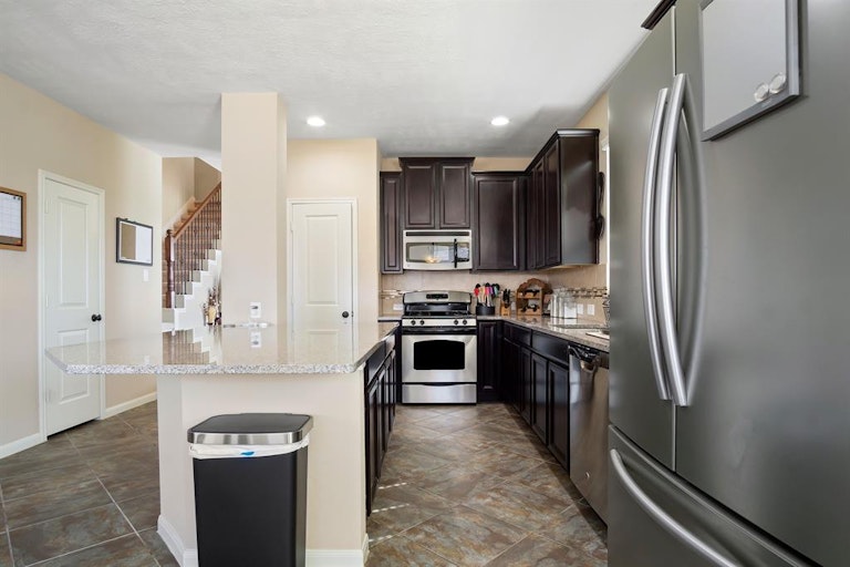 Photo 8 of 24 - 2018 Cadbury Castle Ln, Fresno, TX 77545