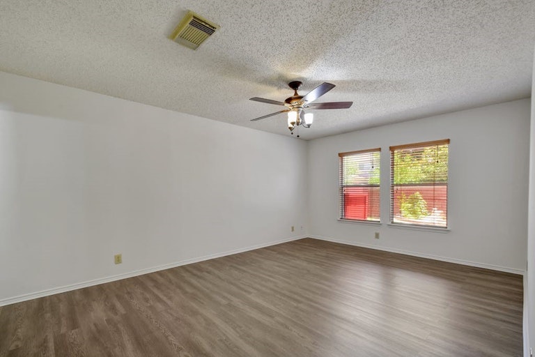 Photo 14 of 27 - 818 Willow Xing, New Braunfels, TX 78130