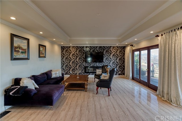 Photo 5 of 36 - 10366 Ormond St, Sunland, CA 91040