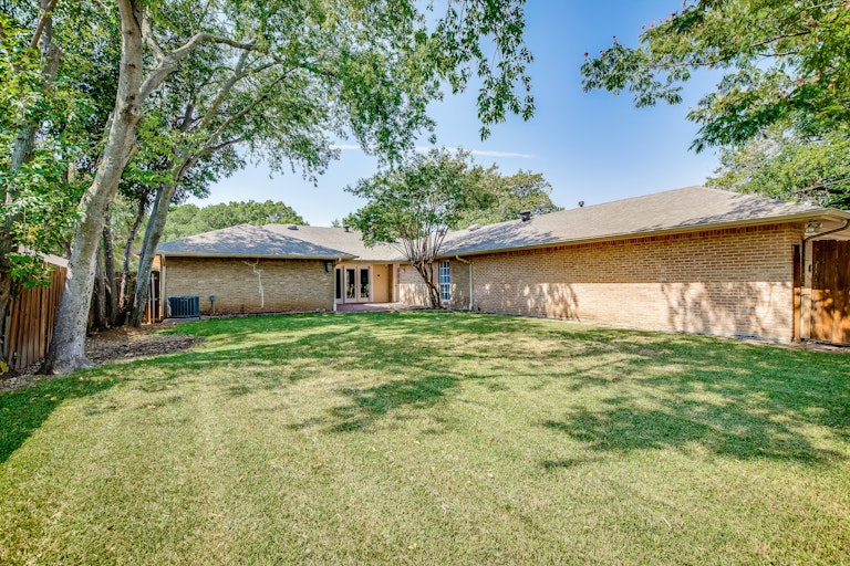 Photo 5 of 31 - 3849 Calculus Dr, Dallas, TX 75244