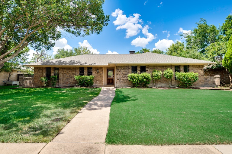Photo 1 of 26 - 2805 Teakwood Ln, Plano, TX 75075