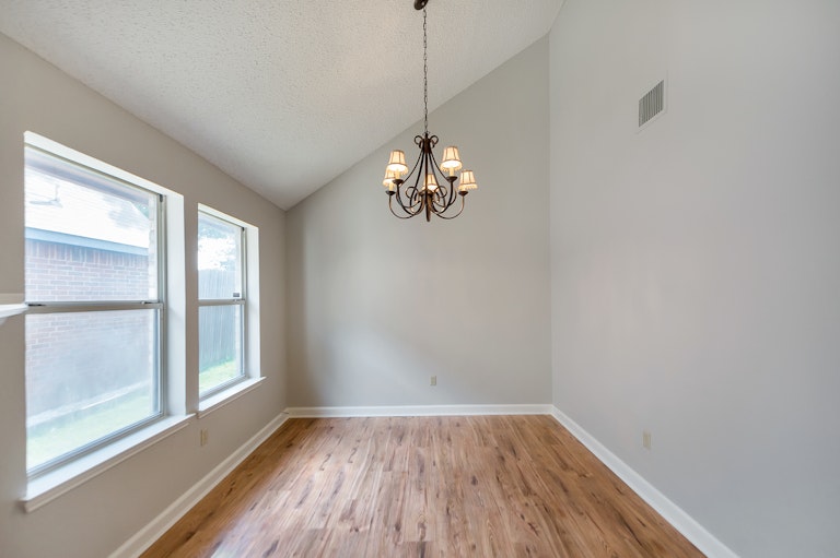 Photo 9 of 24 - 6841 Driffield Cir W, North Richland Hills, TX 76182