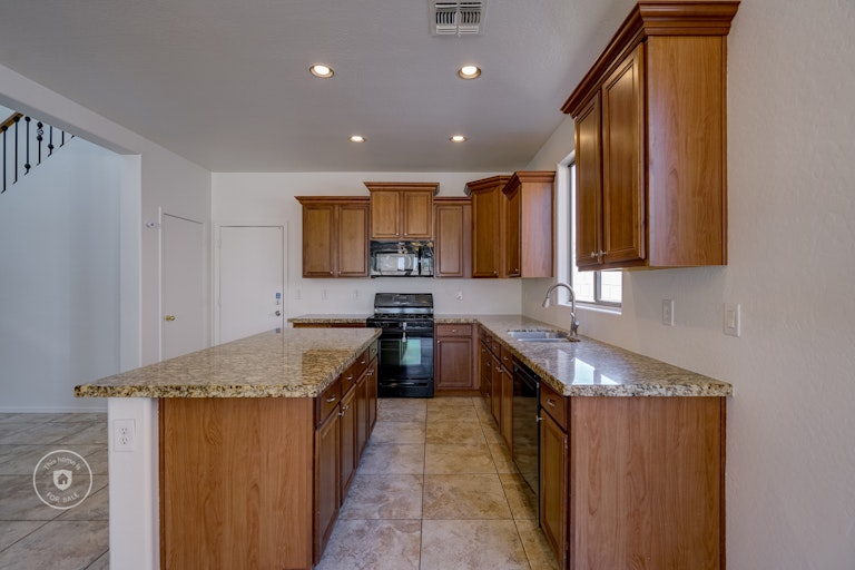 Photo 10 of 34 - 18016 W Paradise Ln, Surprise, AZ 85388