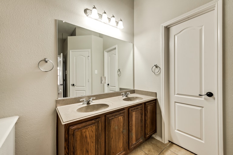 Photo 19 of 27 - 8508 Minturn Dr, Fort Worth, TX 76131