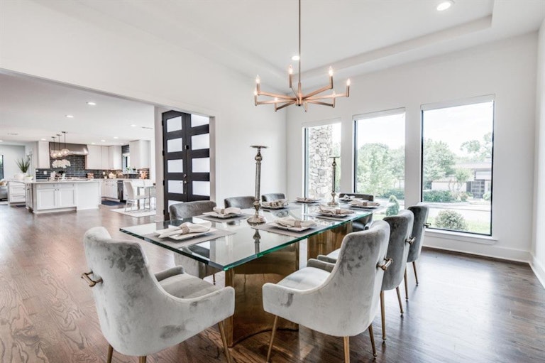 Photo 5 of 33 - 7031 Brookshire Dr, Dallas, TX 75230