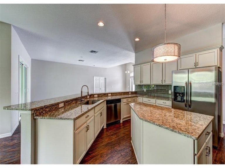 Photo 10 of 25 - 5820 Denison Dr, Venice, FL 34293