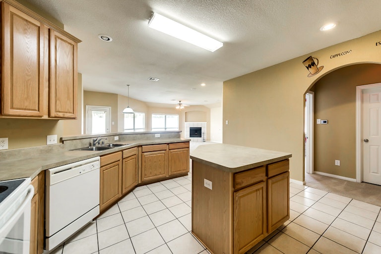 Photo 7 of 26 - 1408 Oakcrest Dr, Providence Village, TX 76227