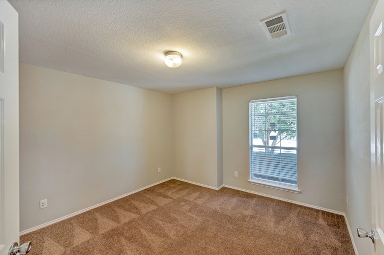 Photo 12 of 30 - 9125 Liberty Crossing Dr, Fort Worth, TX 76131