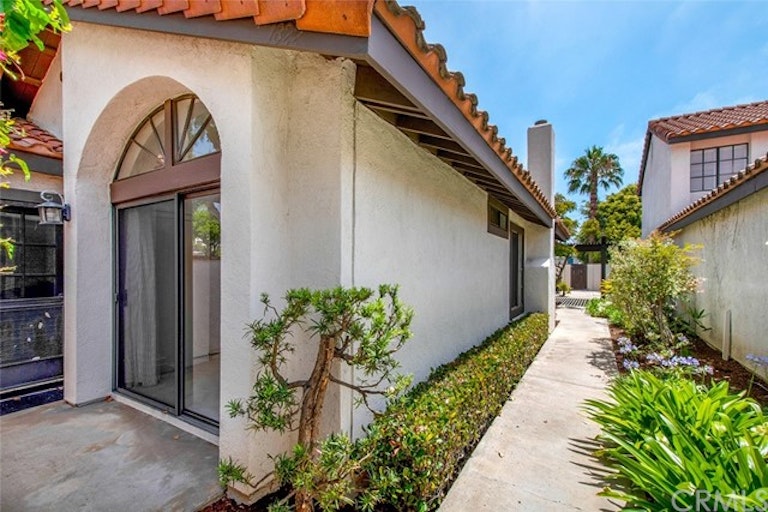 Photo 4 of 39 - 1822 Lake St, Huntington Beach, CA 92648