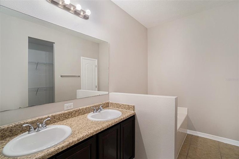 Photo 11 of 14 - 2220 50th Street Cir E, Palmetto, FL 34221